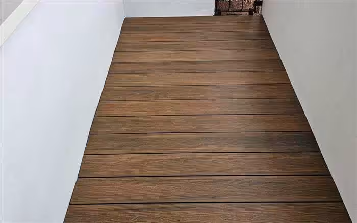 Wąski balkon wykończony deską Modern Rustykalny