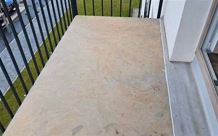 Betonowa płyta balkonu przed montażem desek kompozytowych