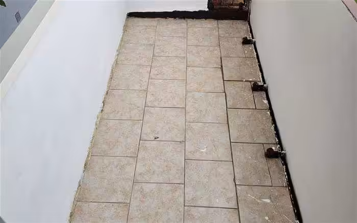 Balkon z płytkami przed montażem desek kompozytowych