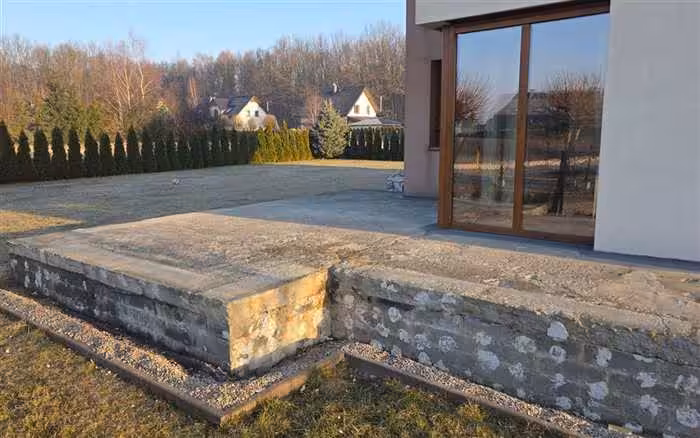 Betonowa konstrukcja tarasu przed montażem desek MODERN Złoty Dąb w Gostyniu