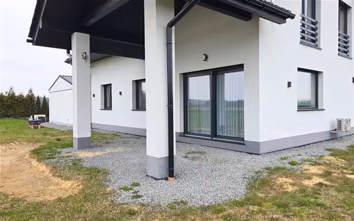 Przestrzeń przy domu przed budową tarasu