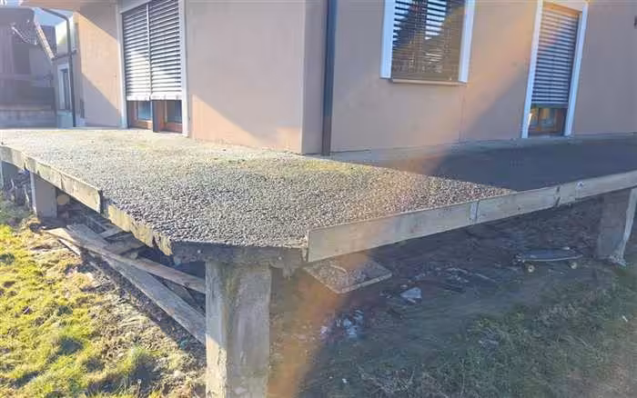 Betonowa konstrukcja tarasu przed montażem desek NATURAL Jasny Brąz w Krakowie