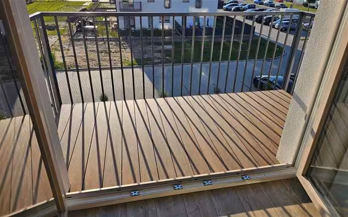 Balkon z deską Modern Rustykalny widziany z wnętrza