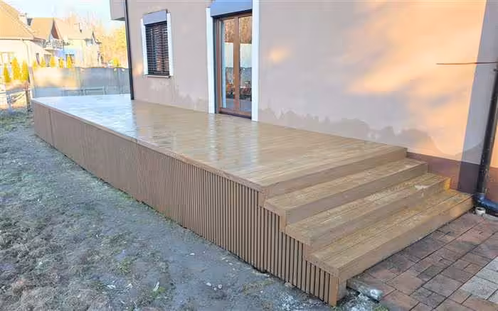 Taras Natural Jasny Brąz ze schodami i zabudową boczną